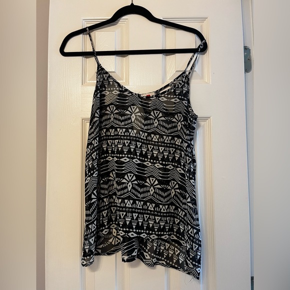 Chiffon tank with three key home cutouts in back - Picture 3 of 3